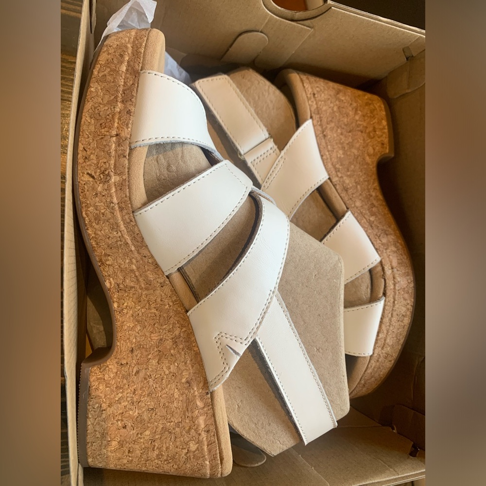 Clarks like new Women's Giselle Beach Wedge Sandal white leather 9 3” heel - Picture 9 of 13